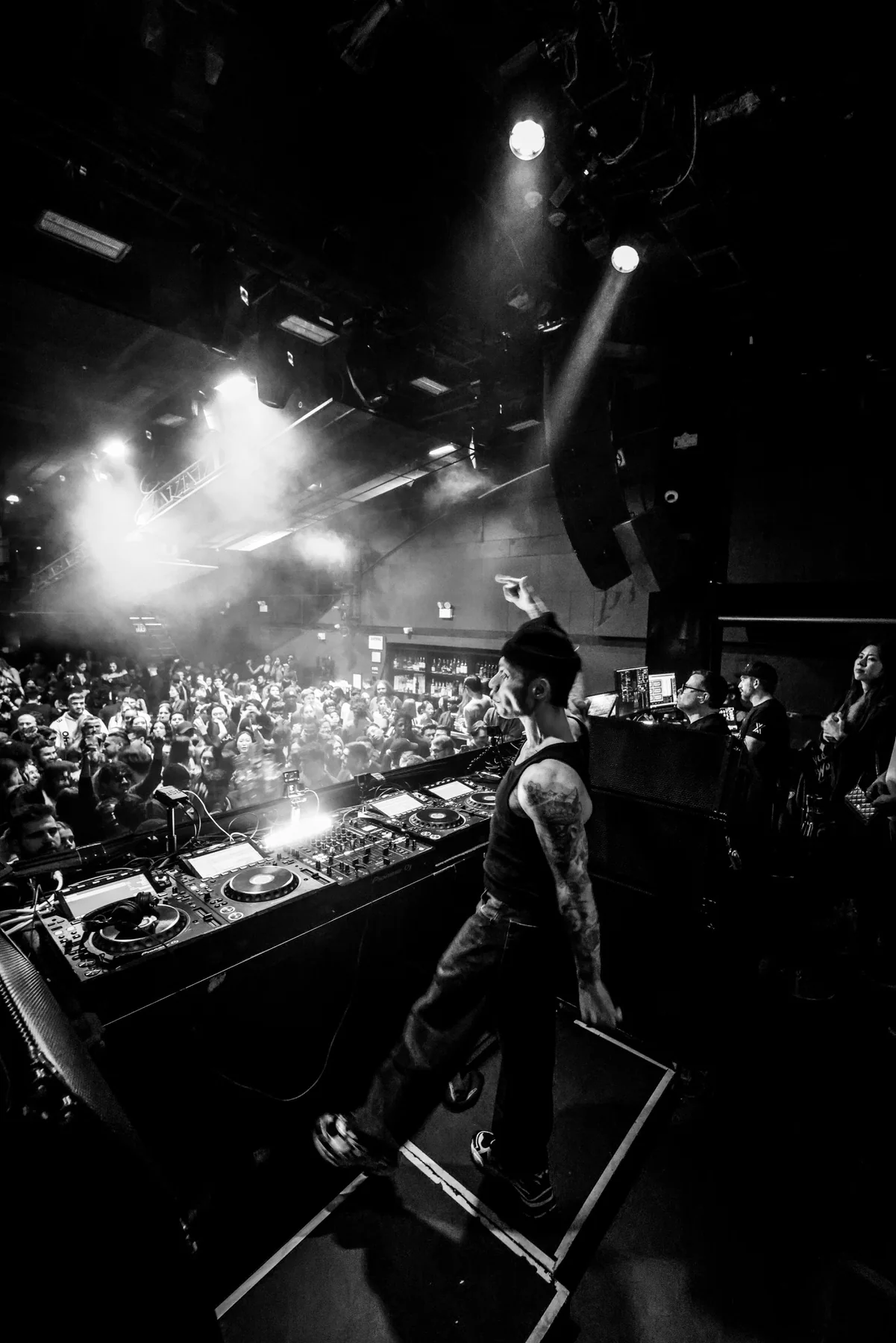 Live music performance and packed crowd at Barstool Nashville
